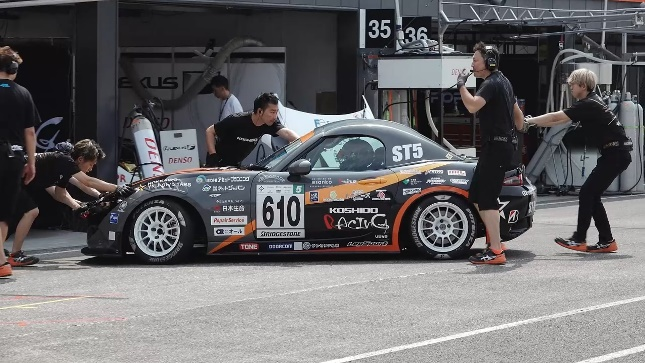 Koshido Racing そのような中、KOSHIDO RACINGはユーズドタイヤをそのまま使用し、連続走行でのデータの集積と各ドライバーのドライビングのブラッシュ ...