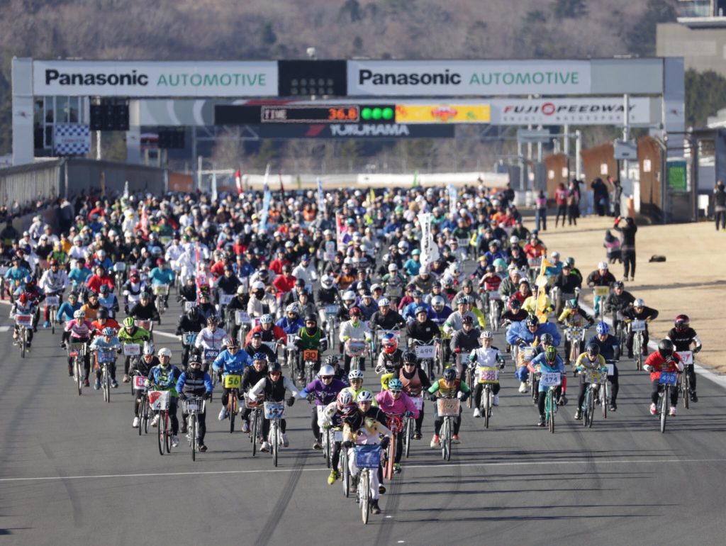 Koshido Racing KOSHIDO RACING自転車部は、この大会に向けて心強い助っ人の皆さんにも参加いただき、総勢10名で出場